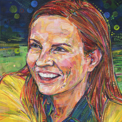 portrait d’une femme souriante par Gwenn Seemel