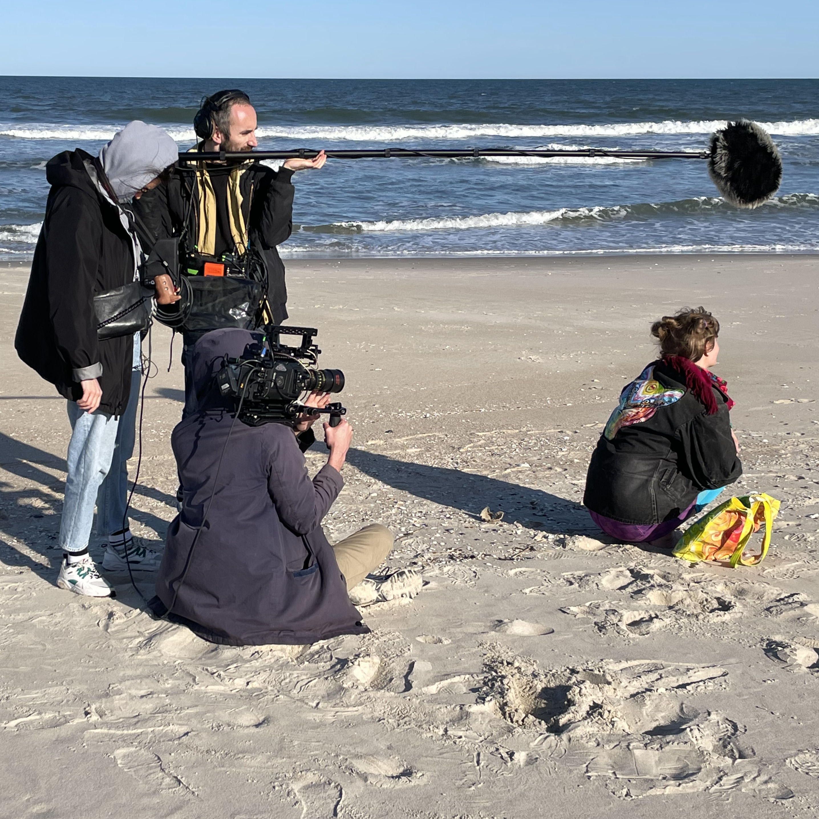 l’artiste peintre Gwenn Seemel avec équipe de film à la plage