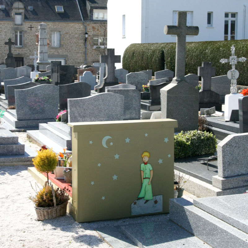 Antoine de Saint-Exupéry’s Little Prince on a grave