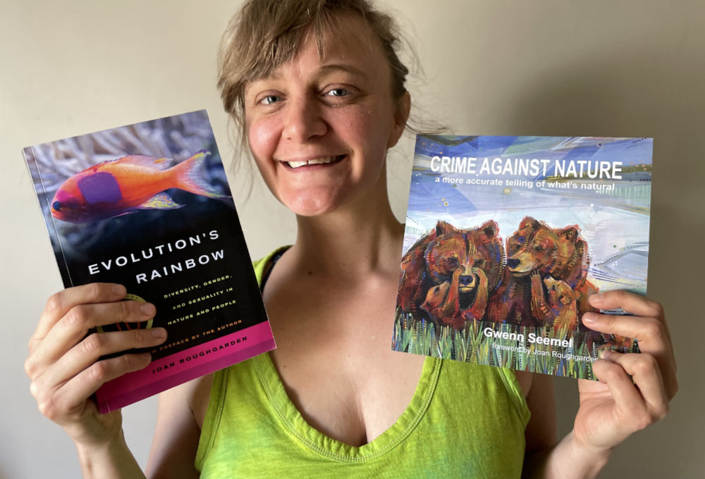 l’artiste Gwenn Seemel avec Le Crime Contre Nature et le livre de Joan Roughgarden, Evolution’s Rainbow