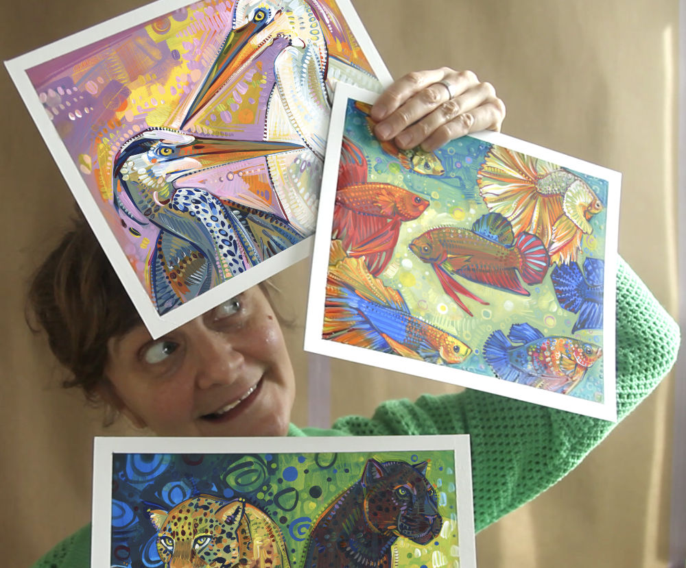 l&rsquo;artiste Gwenn Seemel tenant des &eacute;tudes pour des peintures d&rsquo;animaux